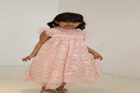 صورة فستان لحمي بالتل على الاكتاف والنهايات